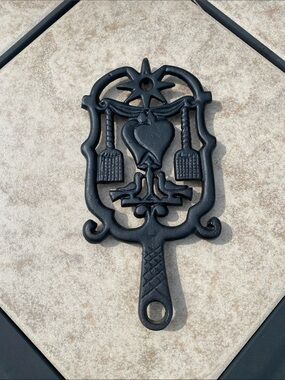 Vintage Pennsylvania Dumb Dutch (Model T-5) Cast Iron 3 Peg Trivet 4.25" X 8.5"